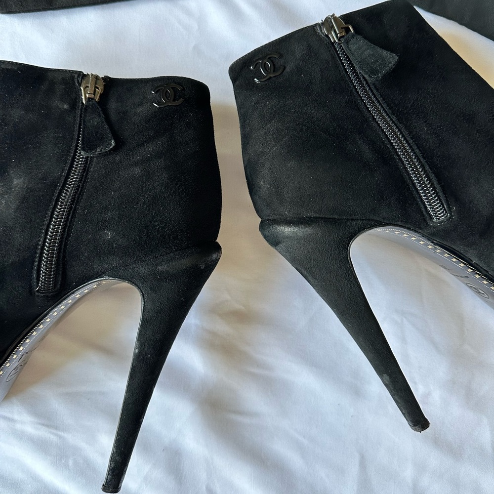 Chanel interlock round toe black suede leather ankle platform booties 39 - Picture 10 of 16